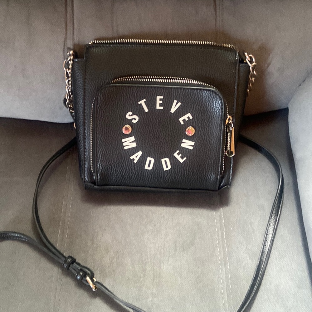 Black leather Steve Madden purse